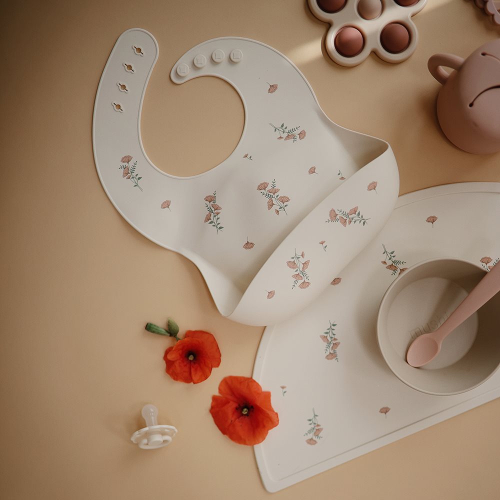 Mushie silikoninen lasten ruokailusetti ja ruokalappu, blush pink flowers.